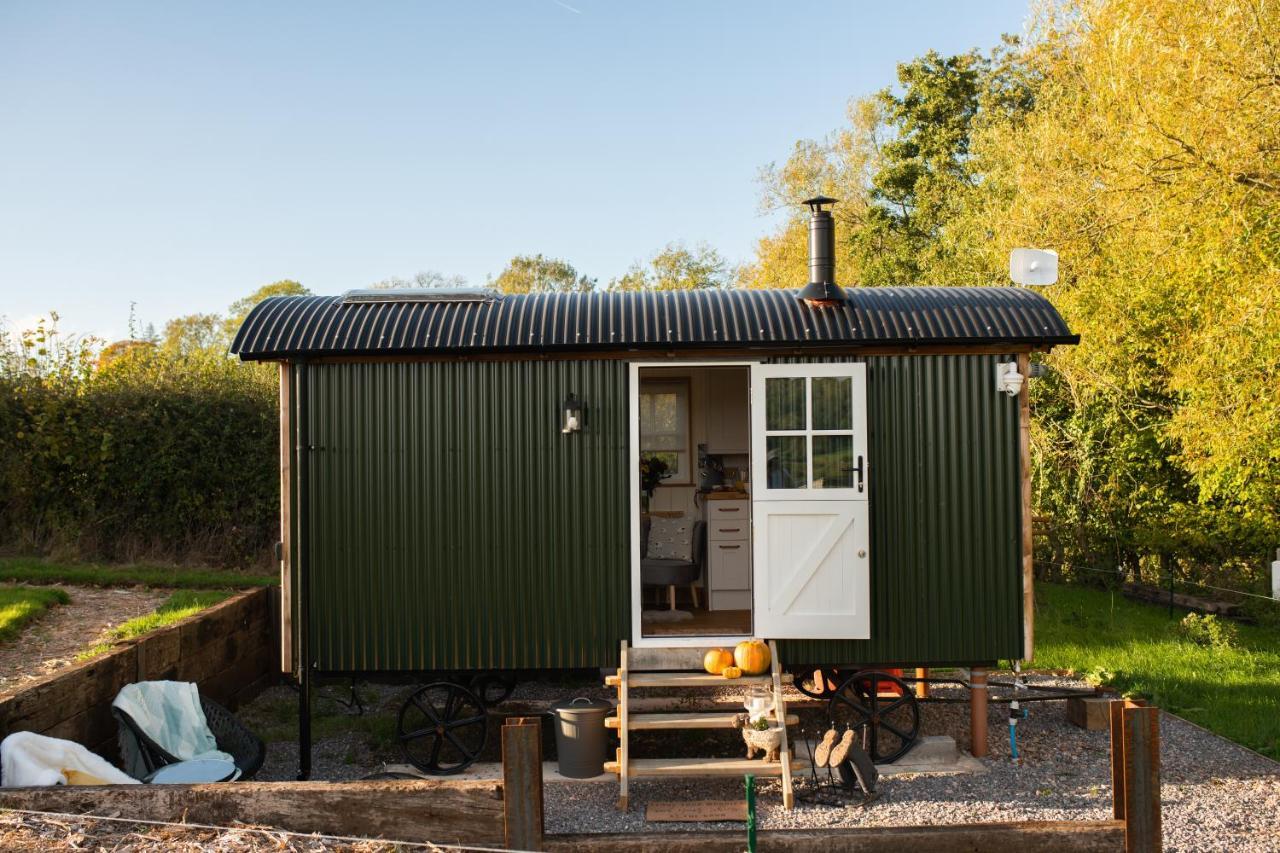 Harrys Hideout - Shepherd'S Huts At Harrys Cottages Pen-y-Clawdd Dış mekan fotoğraf