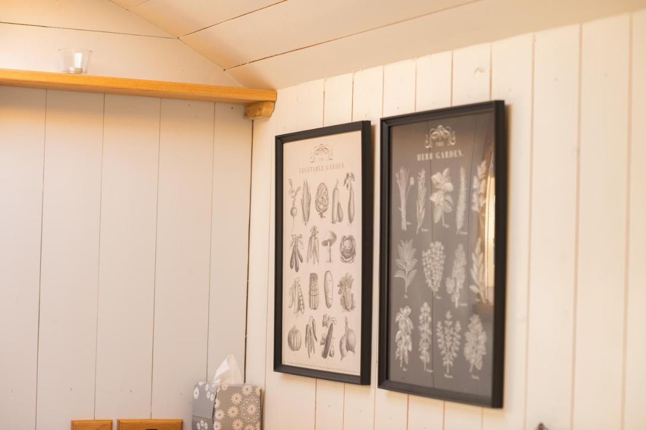 Harrys Hideout - Shepherd'S Huts At Harrys Cottages Pen-y-Clawdd Dış mekan fotoğraf
