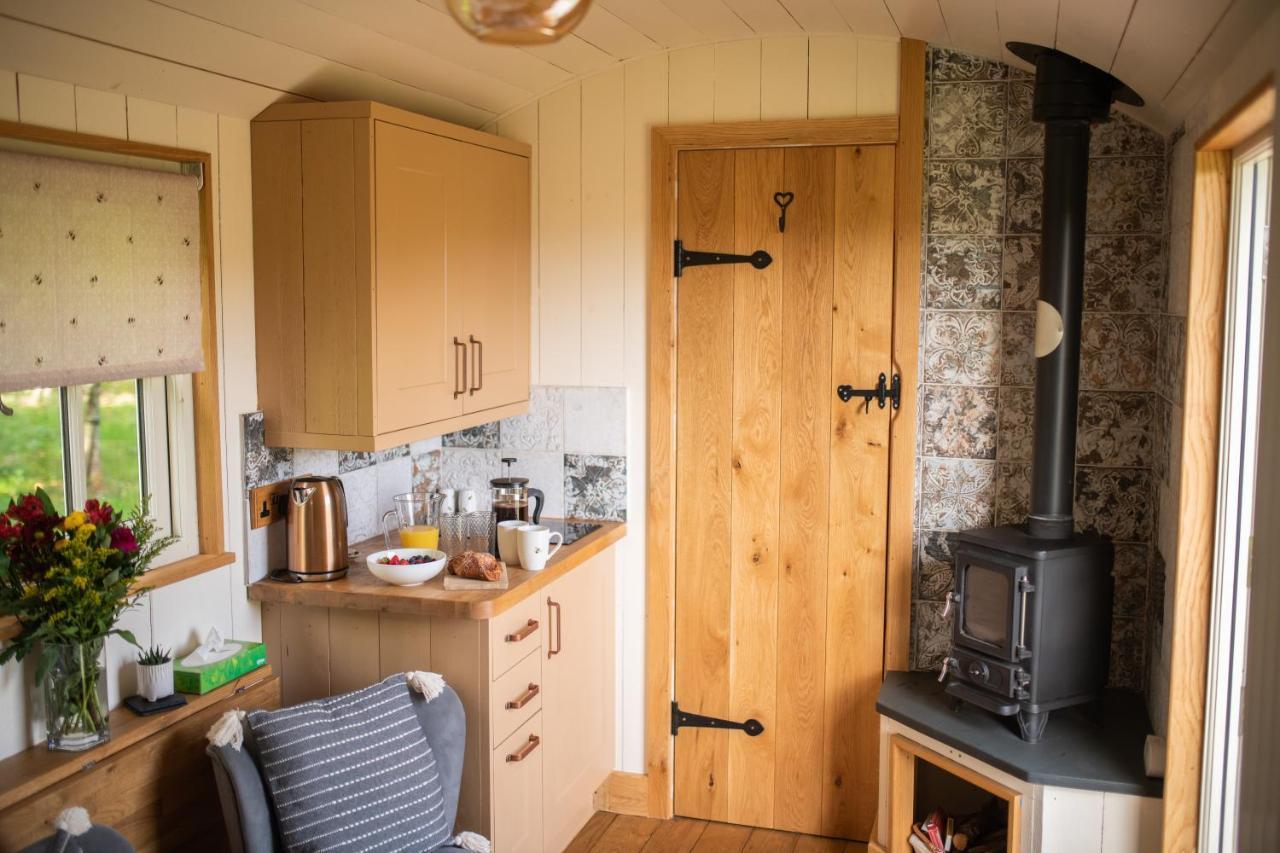 Harrys Hideout - Shepherd'S Huts At Harrys Cottages Pen-y-Clawdd Dış mekan fotoğraf