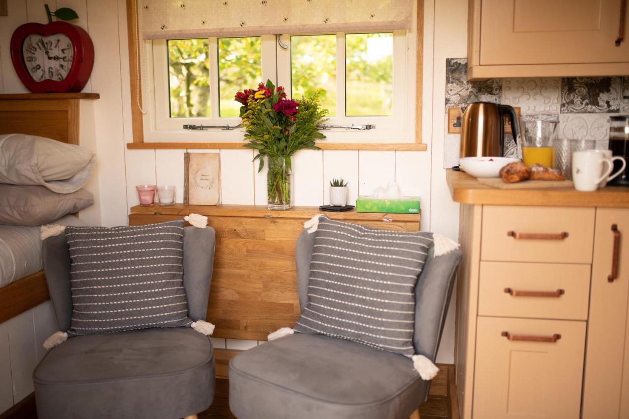 Harrys Hideout - Shepherd'S Huts At Harrys Cottages Pen-y-Clawdd Dış mekan fotoğraf