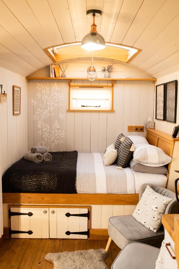 Harrys Hideout - Shepherd'S Huts At Harrys Cottages Pen-y-Clawdd Dış mekan fotoğraf