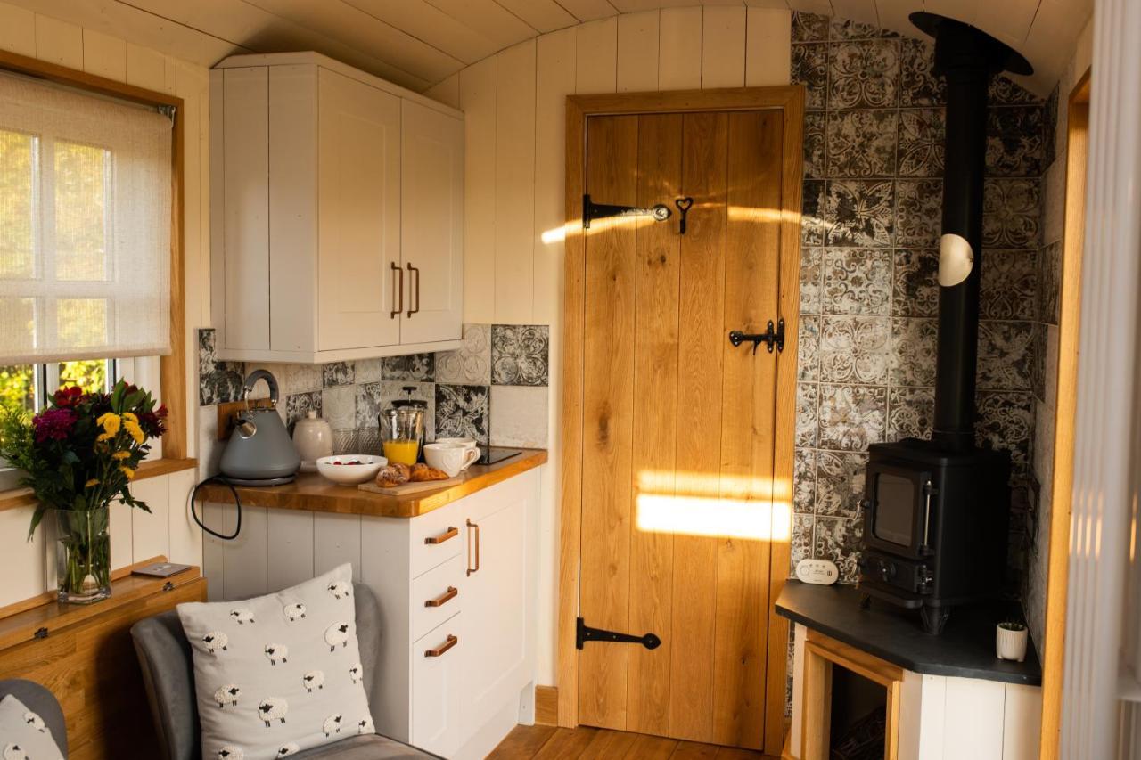 Harrys Hideout - Shepherd'S Huts At Harrys Cottages Pen-y-Clawdd Dış mekan fotoğraf