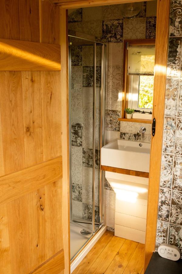 Harrys Hideout - Shepherd'S Huts At Harrys Cottages Pen-y-Clawdd Dış mekan fotoğraf
