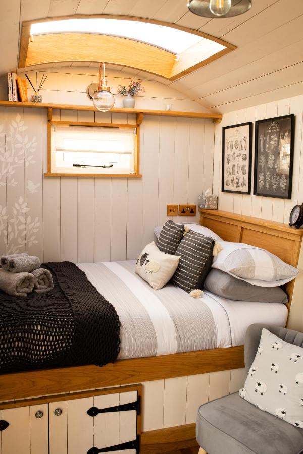 Harrys Hideout - Shepherd'S Huts At Harrys Cottages Pen-y-Clawdd Dış mekan fotoğraf