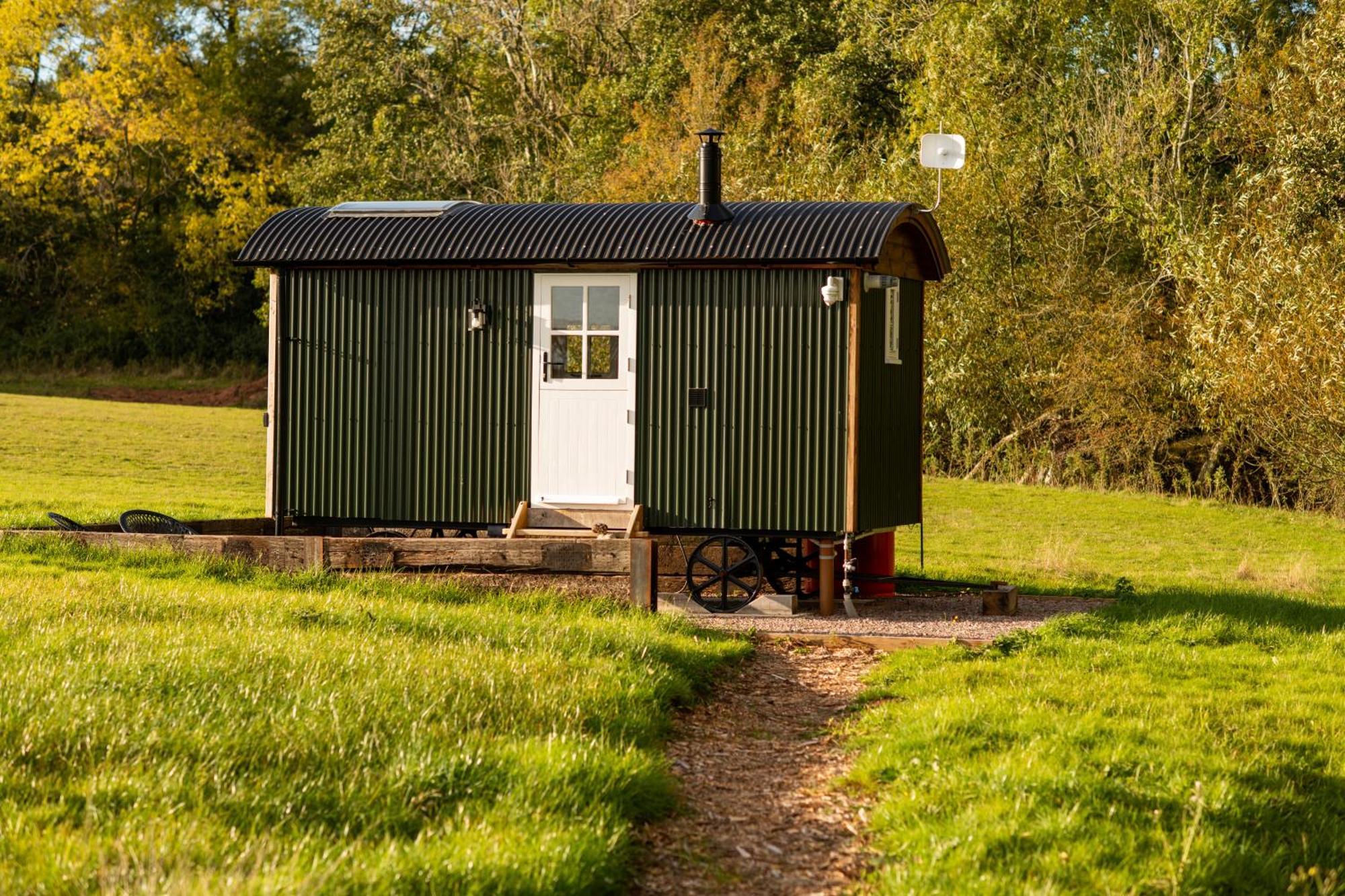 Harrys Hideout - Shepherd'S Huts At Harrys Cottages Pen-y-Clawdd Oda fotoğraf